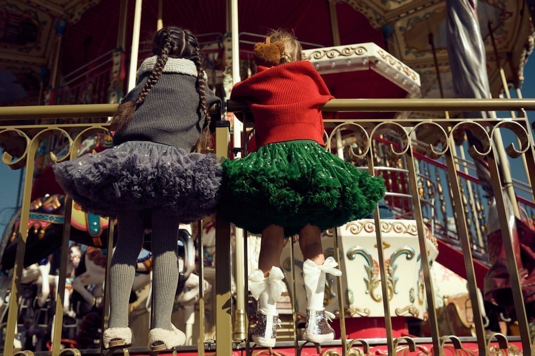 figandpear-pantalones-vestido-vestidos-de-tul-para-niñas-tienda-para-niños-lookbook-inspiraciones-015 Dos niñas juegan en un carrusel con coloridas faldas de tul Fig.