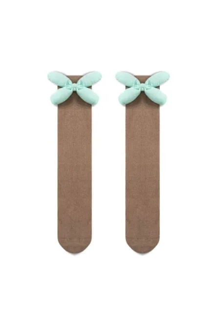 Calcetines marrones para niñas con lazo en forma de mariposa en color azul claro.