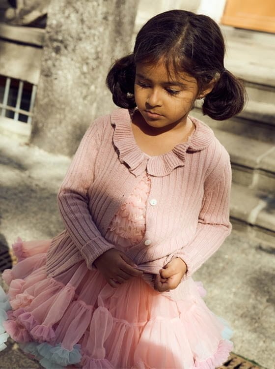 Abrigo rosa con volante y vestido con volantes en tonos rosa y lila para niñas. Elegante y acogedor.