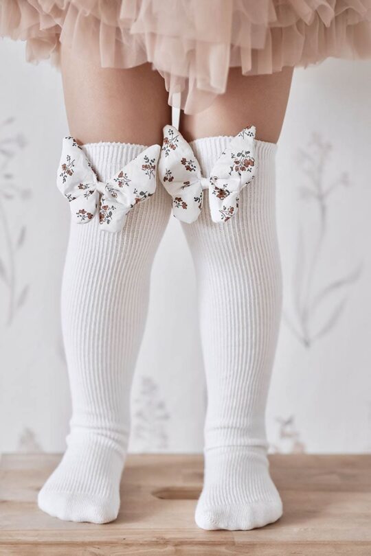 Calcetines blancos hasta la rodilla para niñas con lazo blanco de mariposa en flores