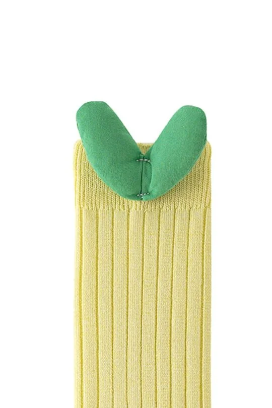 Amarillo calcetines hasta la rodilla para las niñas con el corazón verde de algodón de tamaño universal - foto detalle