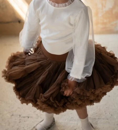 Biała bluzeczka dla dziewczynki na długi rękaw z tiulem i guzikami oraz brązowa spódnica tiulowa dla dziewczynki pettiskirt tutu