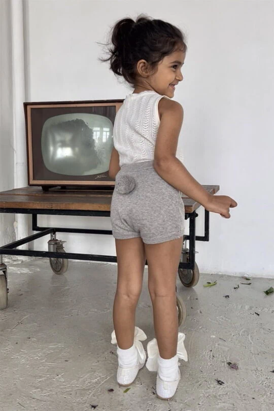 Pantalón corto de niña de algodón gris