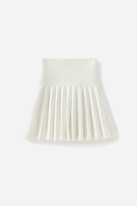 Falda plisada blanca de canalé para niñas, con diseño texturizado y corte moderno.