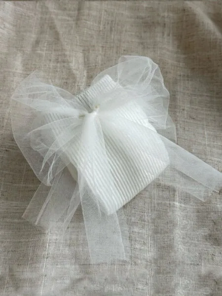 Calcetines de canalé blancos con lazo de tul para niñas, detalles delicados y diseño elegante.