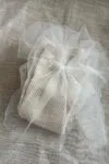 Gerippte kniestrümpfe in creme mit Tüllschleife