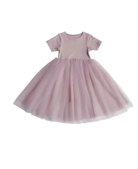Abito rosa per bambina con fondo in tulle e maniche corte. Elegantemente svasato.