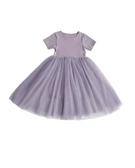 Fliederfarbenes Kleid für ein Mädchen mit kurzen Ärmeln und einem Tüllunterteil.