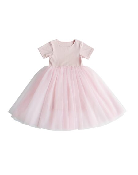 Abito rosa a maniche corte con volant in tulle per una bambina.