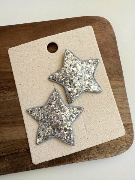 Silberne, sternförmige Haarspangen mit Glitter für Mädchen.