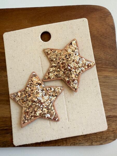 Goldene sternförmige Glitzer-Haarspangen für Mädchen.