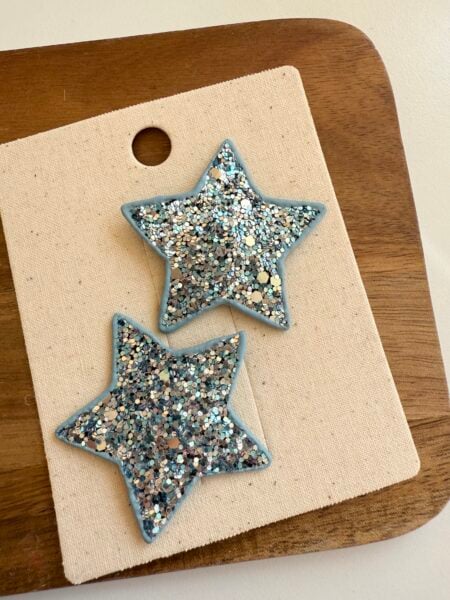 Sternförmige blaue Glitzer-Haarspangen für Mädchen.
