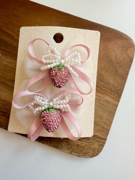 Set di spille per bambina con fiocco rosa e fragola scintillante. Decorate con perle. - Fermacapelli
