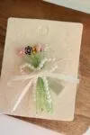 Haarspange mit Blumen aus Glasperlen und Tüll