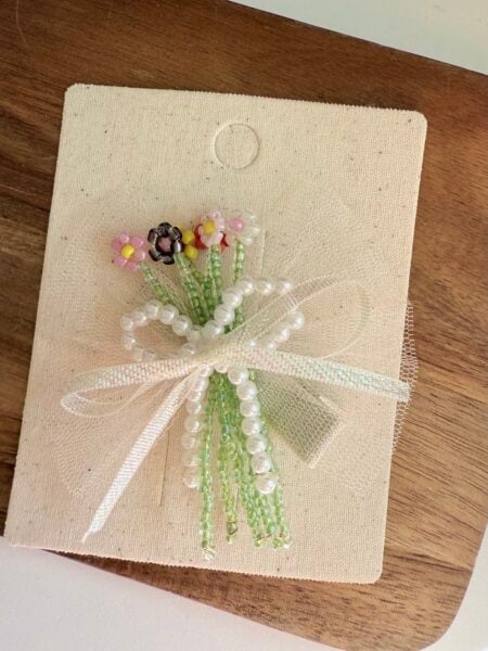 Fermaglio decorativo per capelli per bambine con perline a forma di fiore nei toni del rosa, del nero e del verde. - Fermacapelli