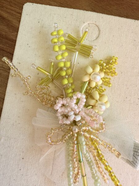 Spilla con fiori gialli, perline e tulle, decorazione per una bambina.