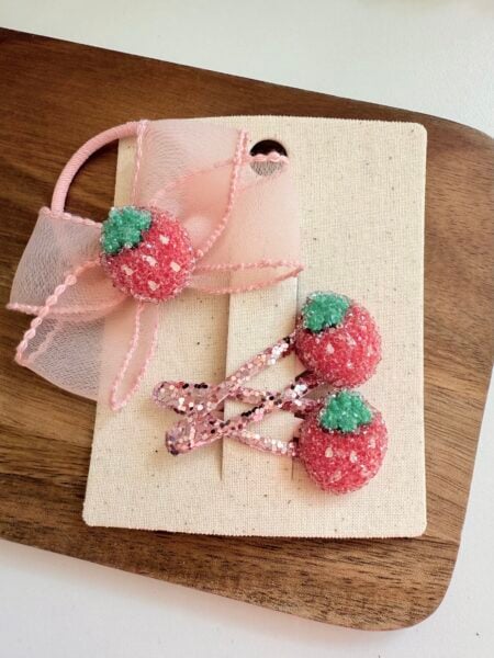 Papillon rosa con decorazioni di fragole per bambine, ideali per l'acconciatura.