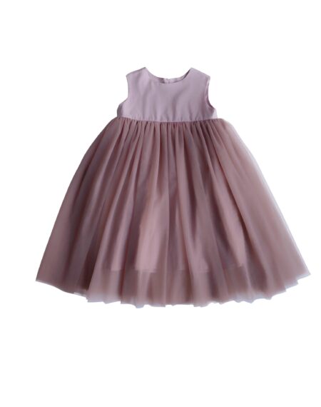 Kleid für ein Mädchen in heller Pflaumenfarbe, mit Tüllunterteil und ärmellosem Oberteil.