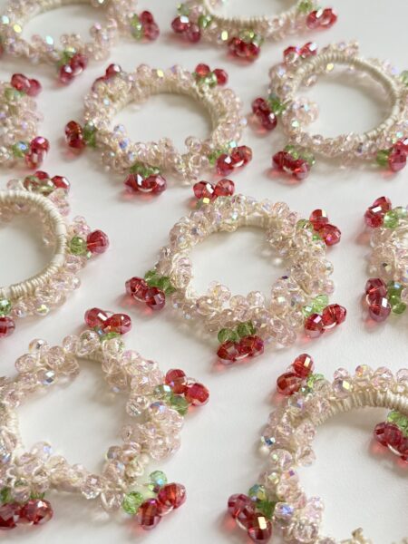 Elastici per capelli per bambine con perline in rosa e rosso, con motivo di fiori di ciliegio.