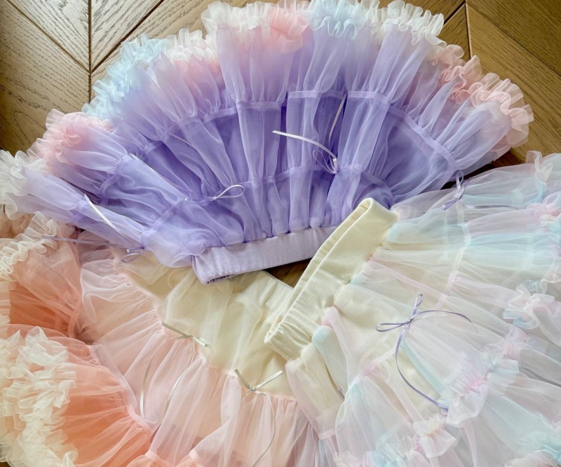 Spódniczki tulle dla dziewczynki w pastelowych kolorach: różowej, fioletowej i białej, z falbankami.