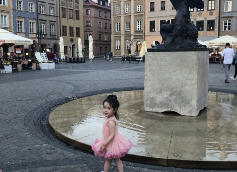 Różowa sukienka dla dziewczynki z falbanami, idealna na letnie dni, podkreślająca styl i komfort.