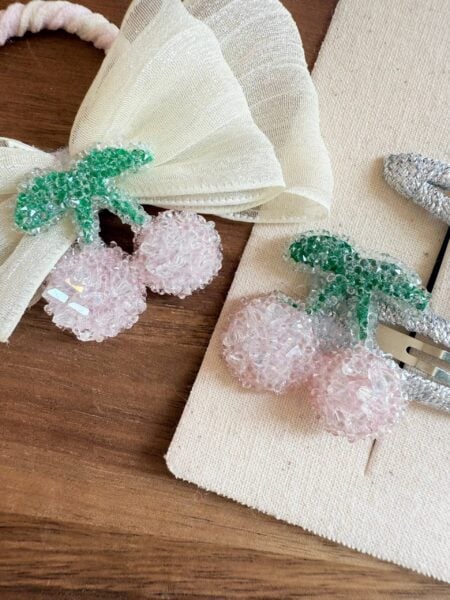 Goma de borrar y pinzas con forma de cereza en 3D para niñas, de color rosa y verde, decoradas con abalorios.